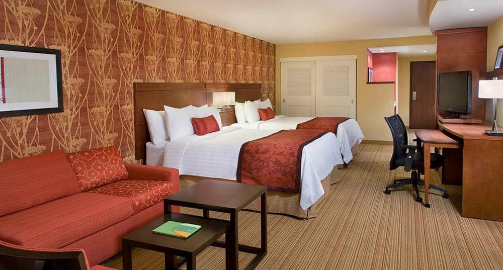 Courtyard By Marriott Airport