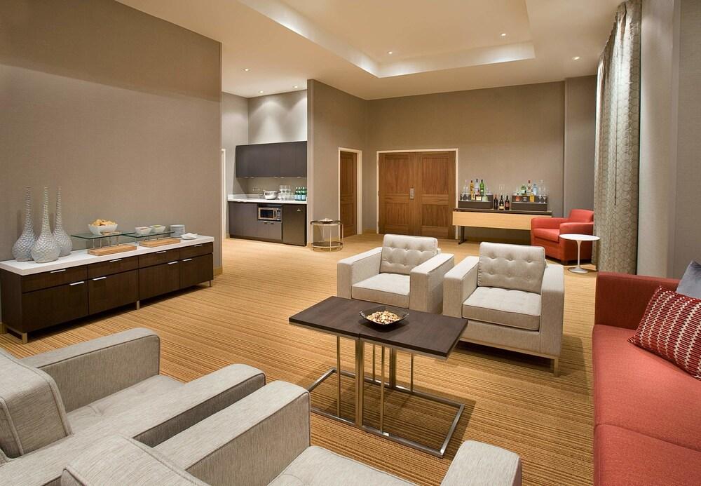Courtyard By Marriott Airport
