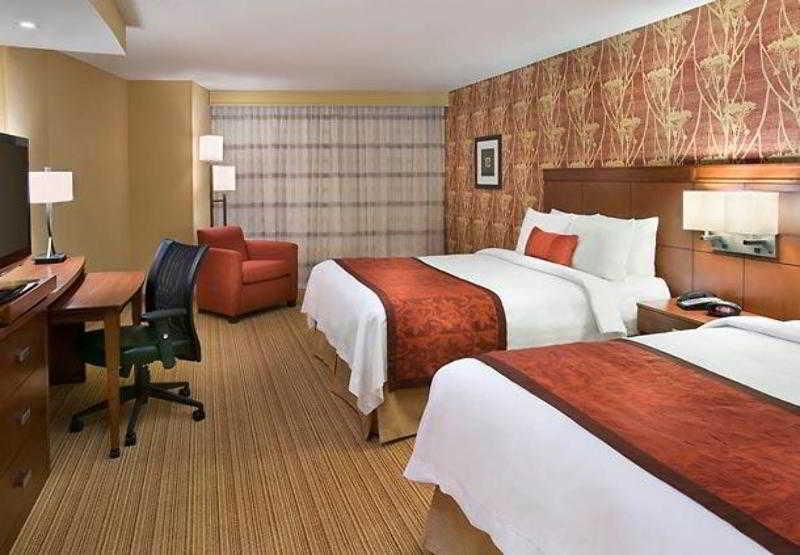 Hotel Courtyard By Marriott Airport