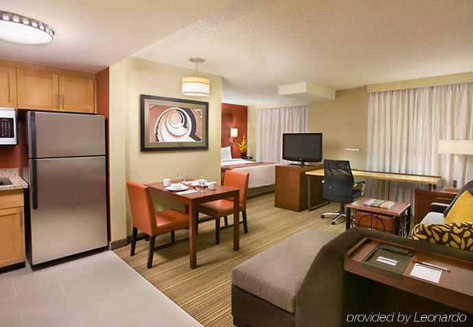 Courtyard By Marriott Airport Hotel