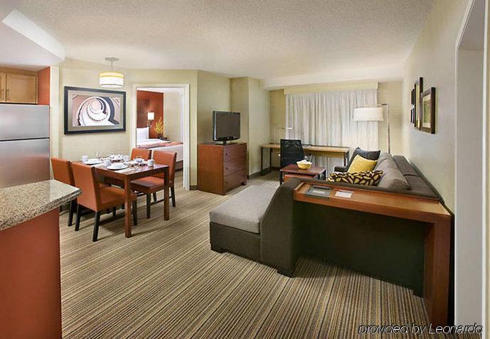 Courtyard By Marriott Airport