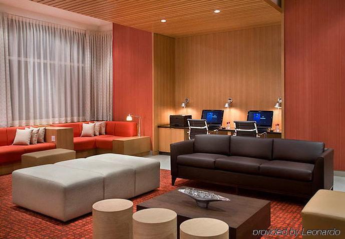 Courtyard By Marriott Airport Hotel