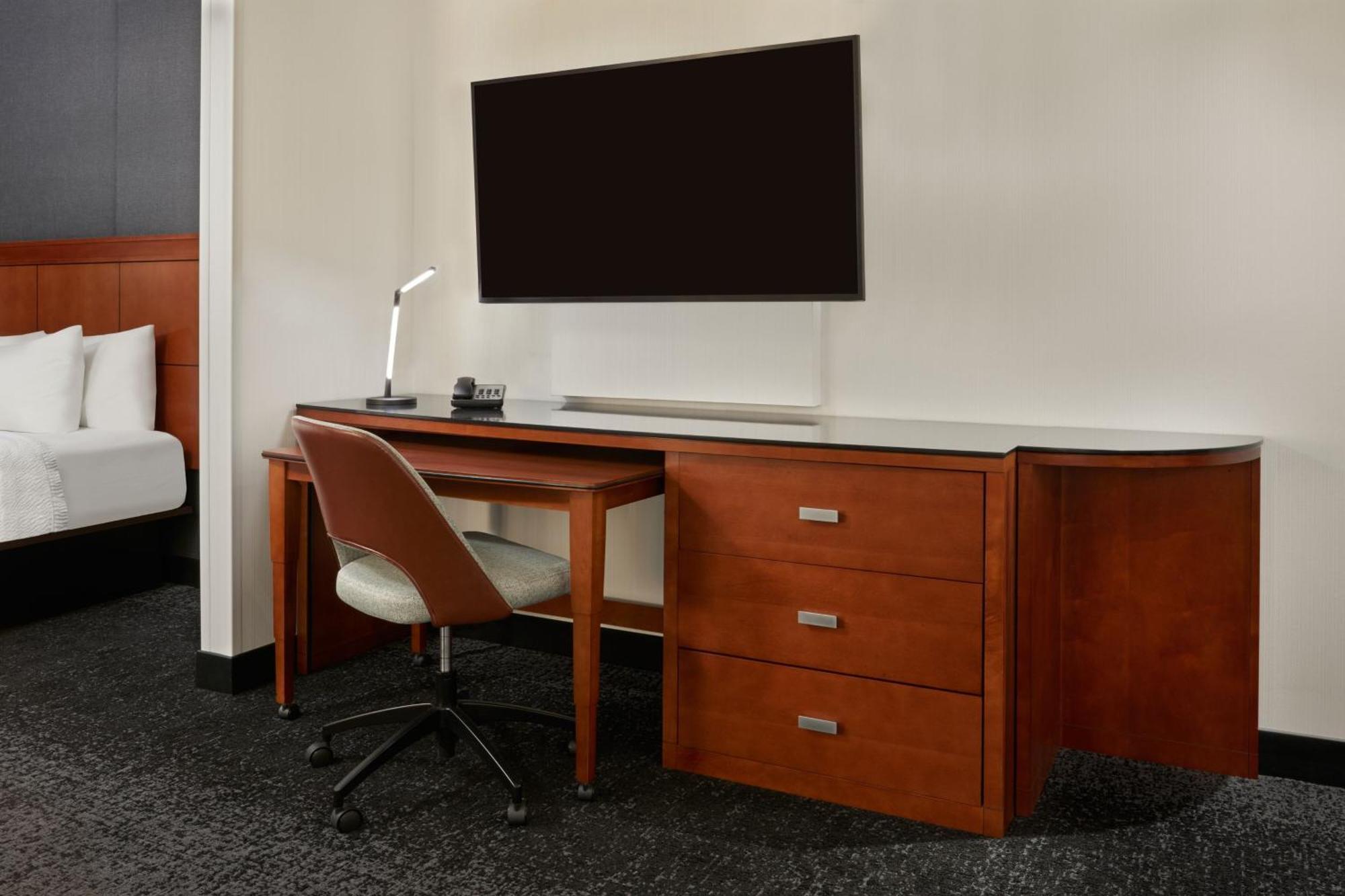 Courtyard By Marriott Airport 4*