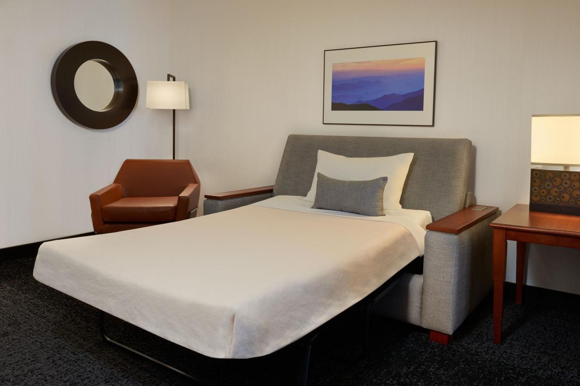 Courtyard By Marriott Airport