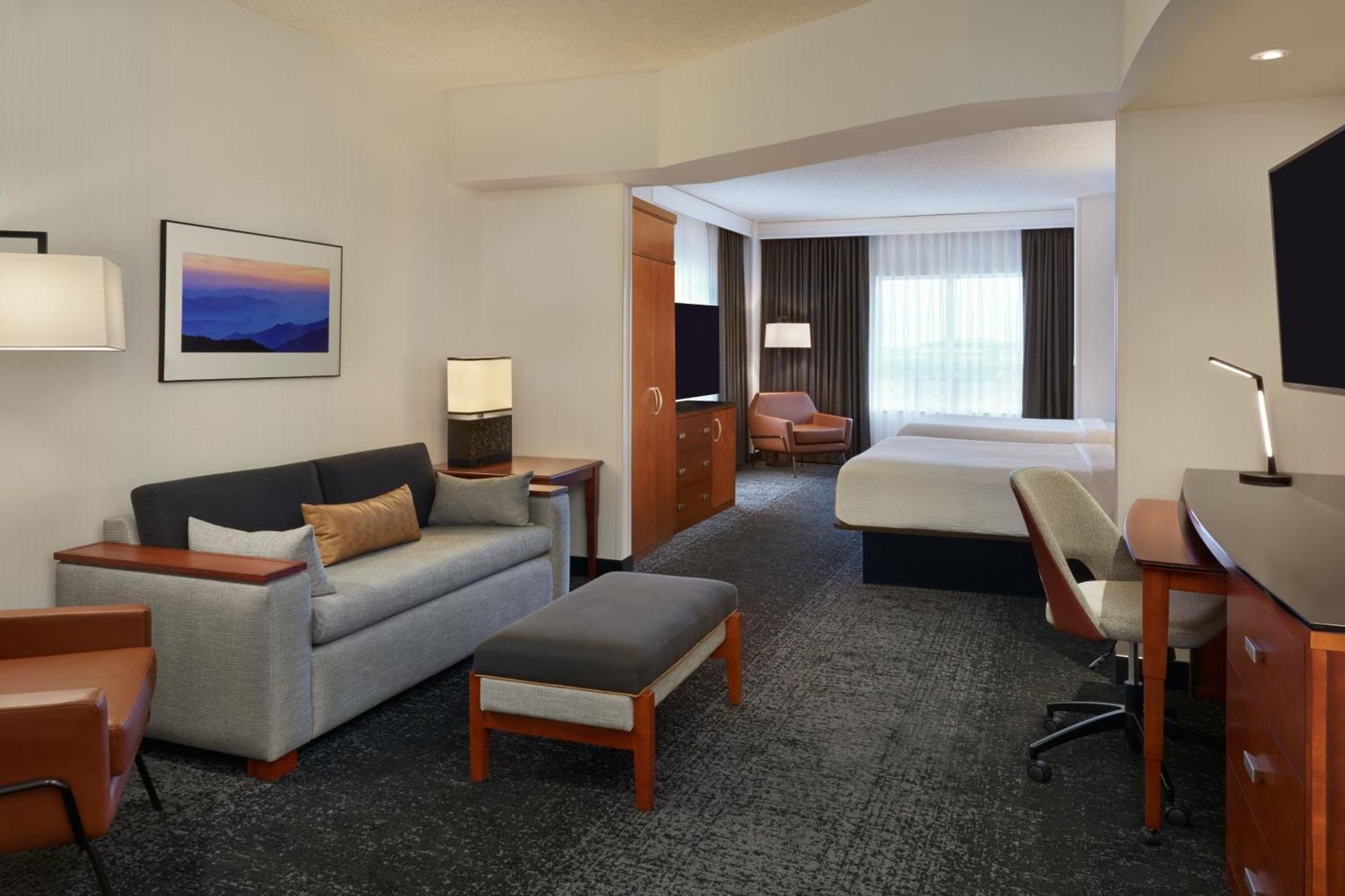 Hotel Courtyard By Marriott Airport