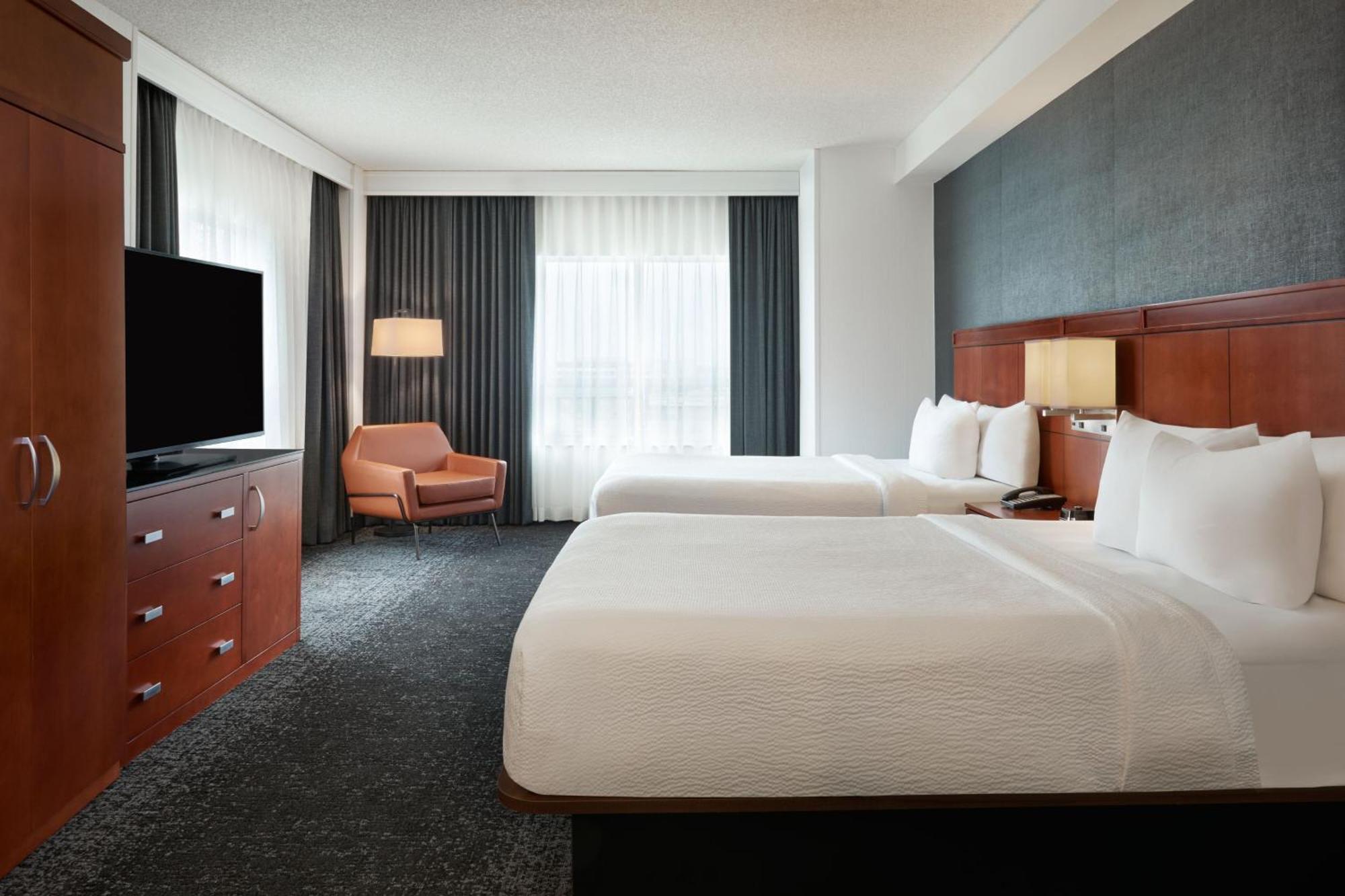Courtyard By Marriott Airport Hotel
