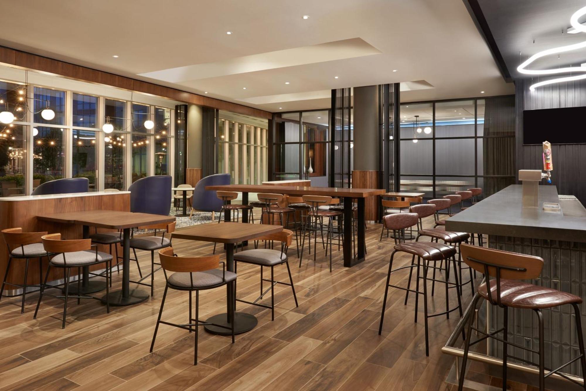 Courtyard By Marriott Airport Hotel 4*