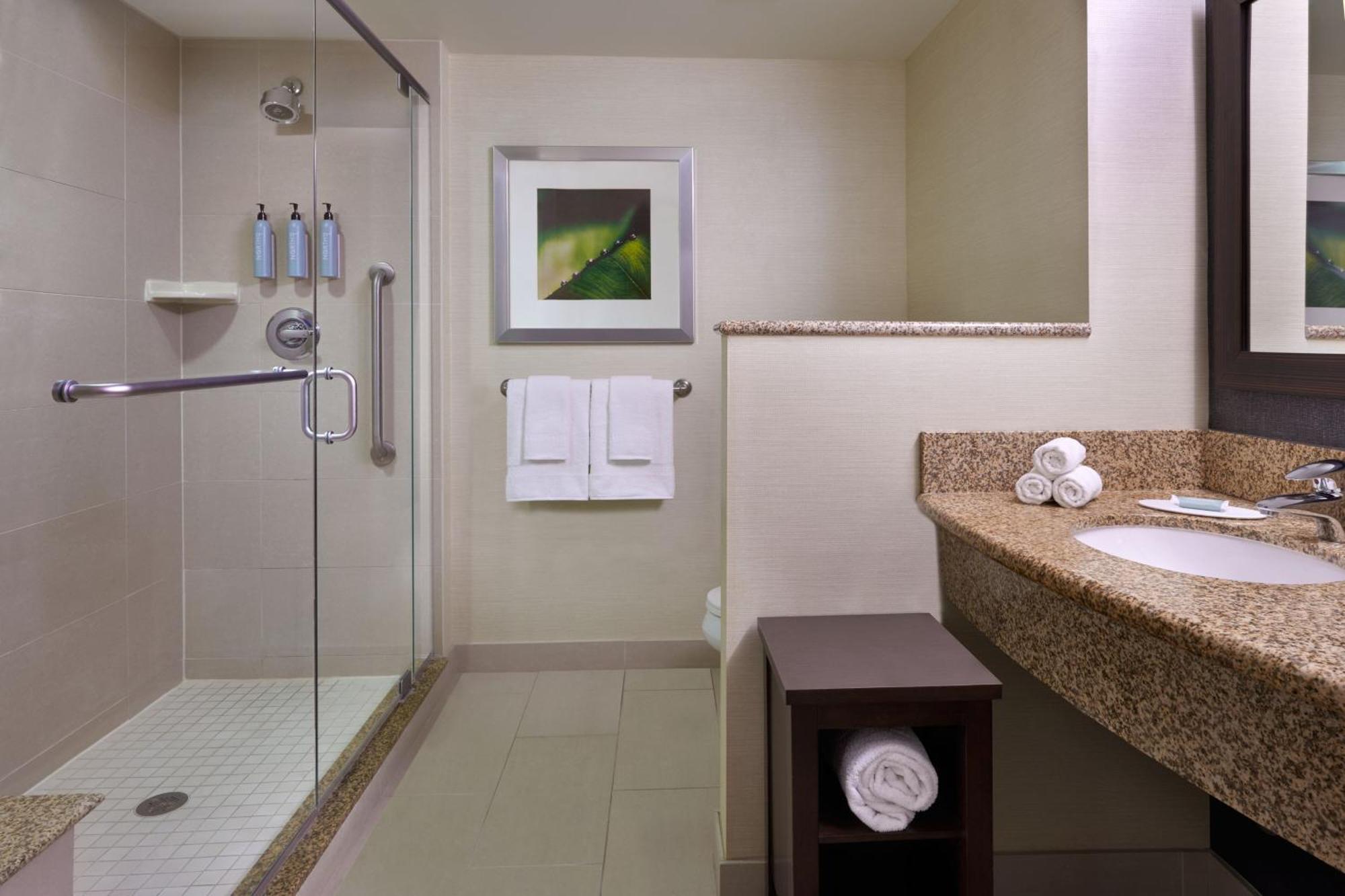 Hotel Courtyard By Marriott Airport