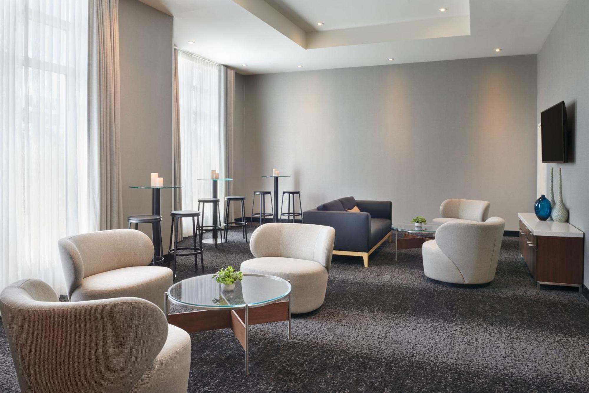 Courtyard By Marriott Airport Hotel
