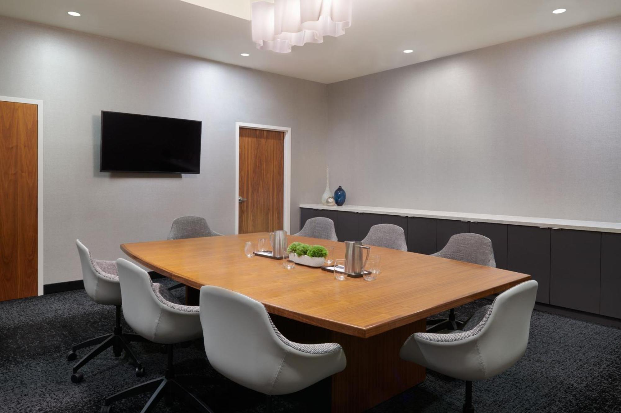 Courtyard By Marriott Airport 4*