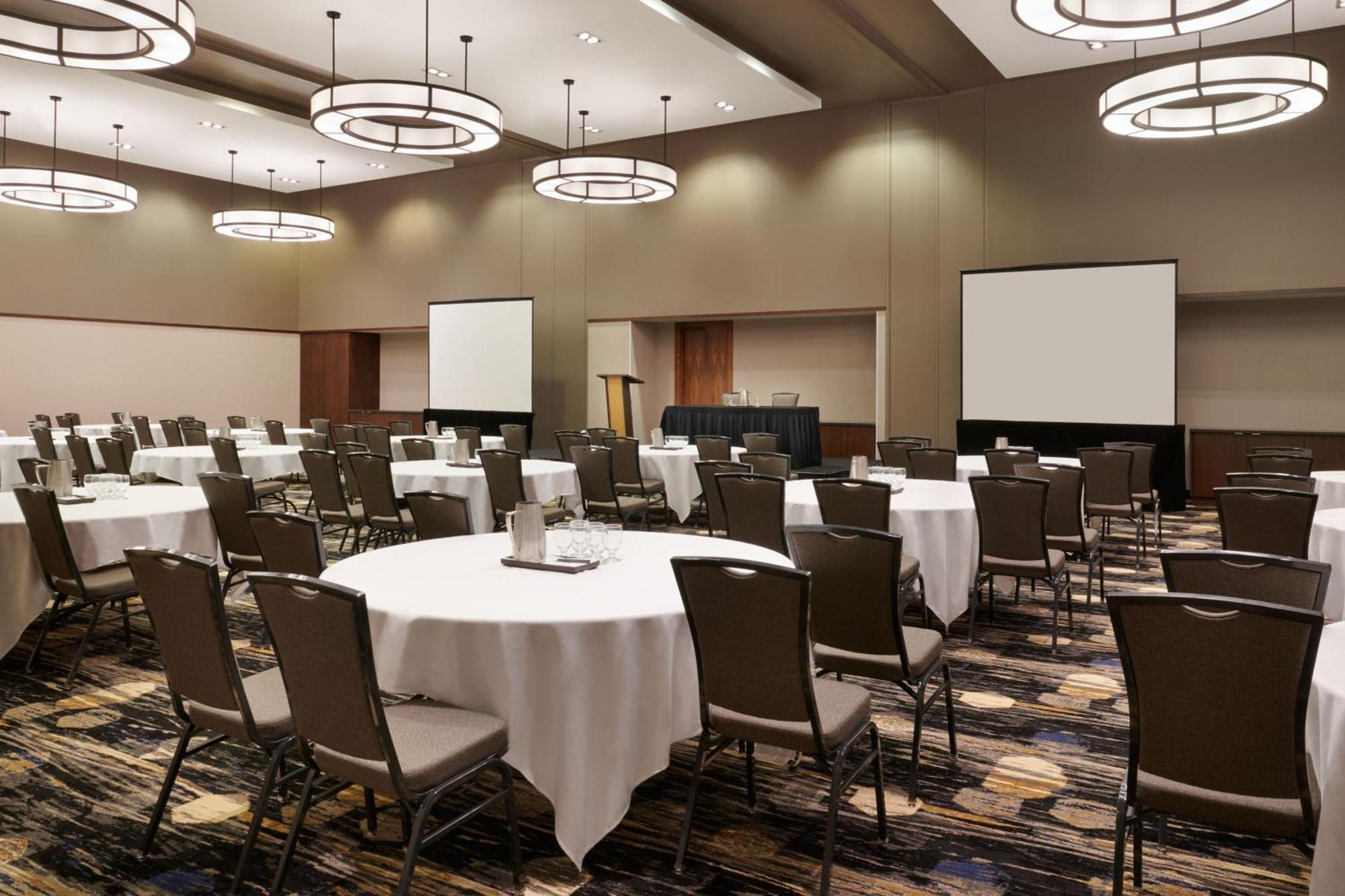Courtyard By Marriott Airport Hotel