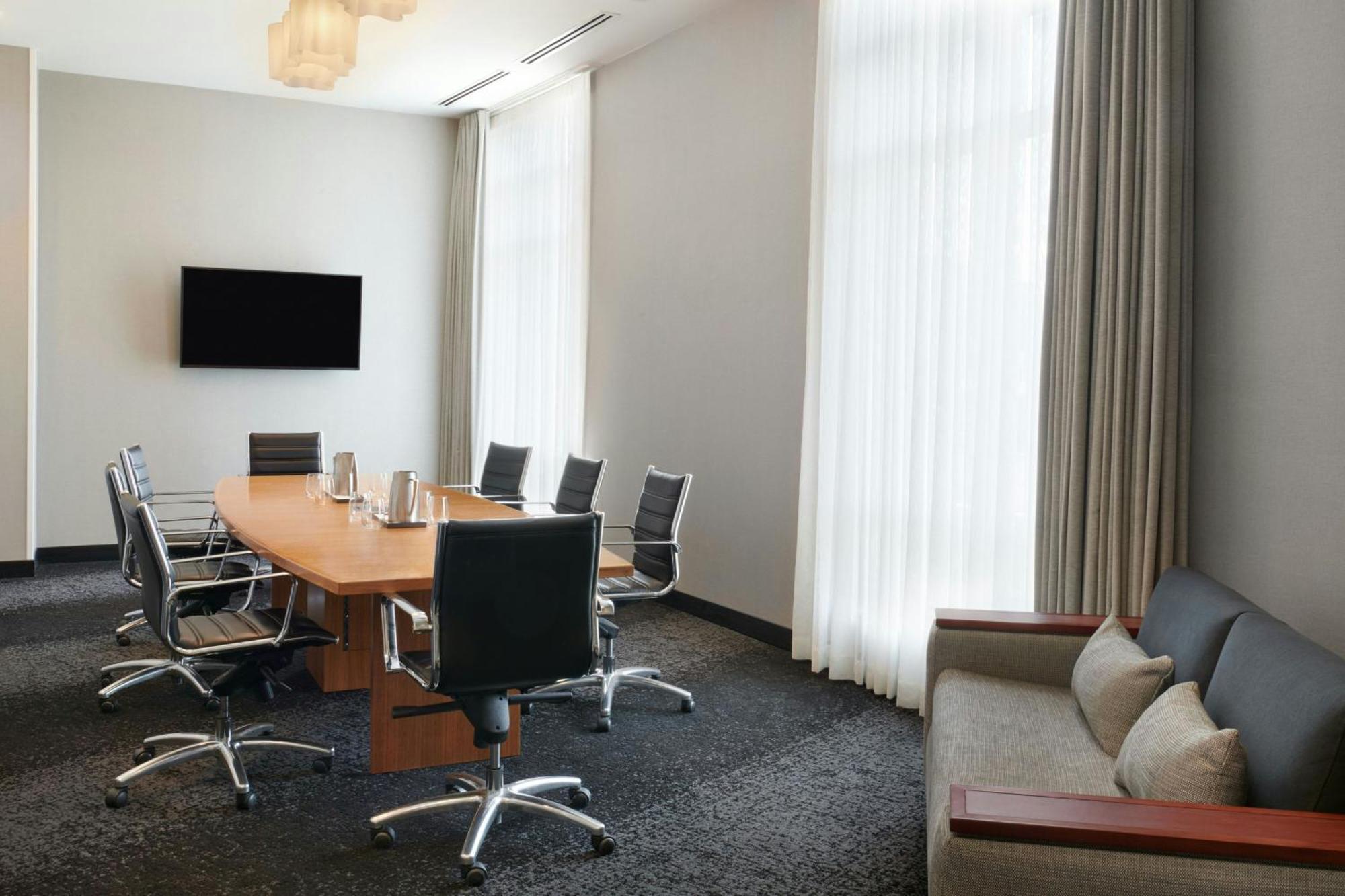 Courtyard By Marriott Airport Hotel