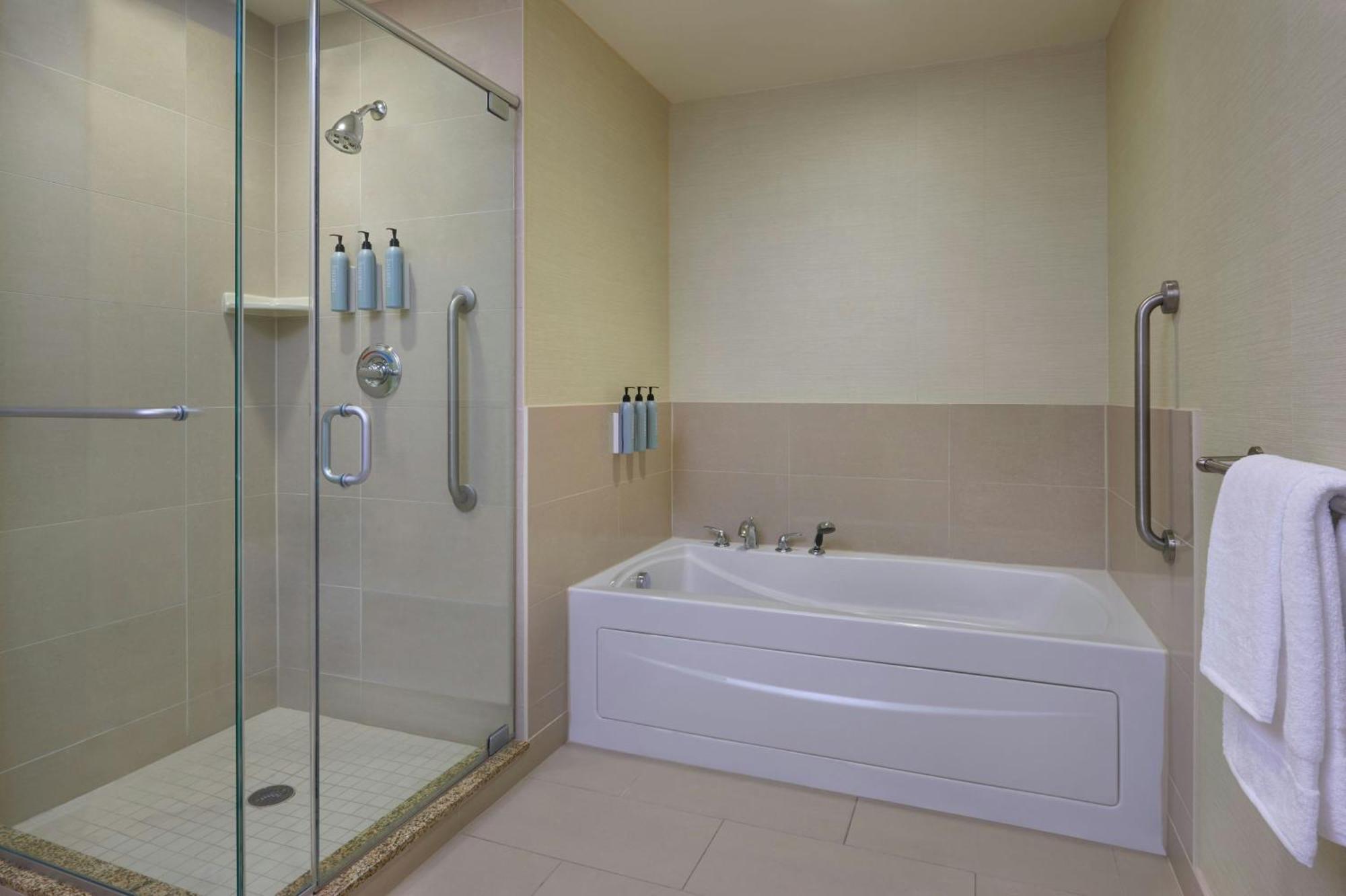 Courtyard By Marriott Airport Hotel 4*
