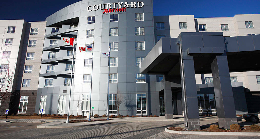 Courtyard By Marriott Airport